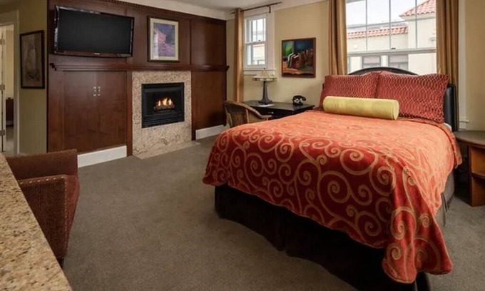 Astoria Hotel | Cozy Room in Historic Hotel w/Heated Bathroom Floor & Downtown Location