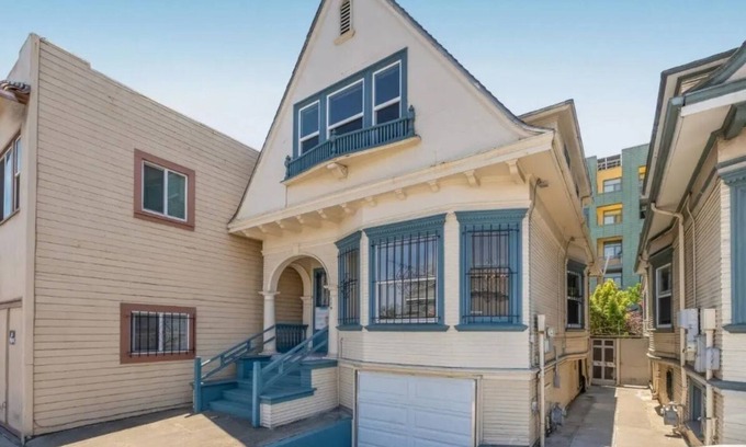 Produce and Waterfront House | Cozy Room in Prime Oakland Location Near Lake Merritt BART!