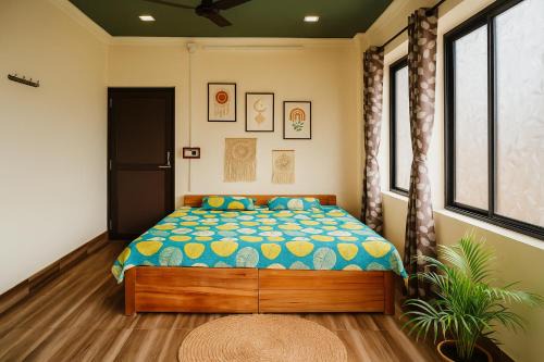 Behala House | cozy room with balcony