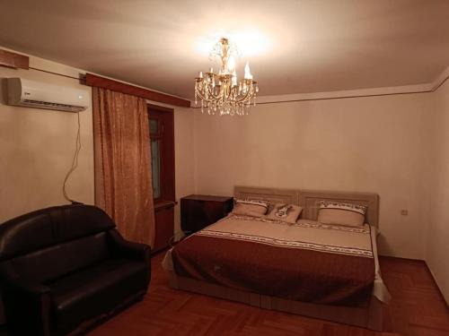 Chugureti Apartment | Cozy Room with Host