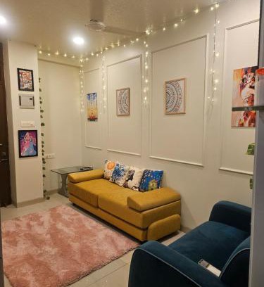 Pali Hill Apartment | Cozy Rose Peaceful Village Retreat in Bandra