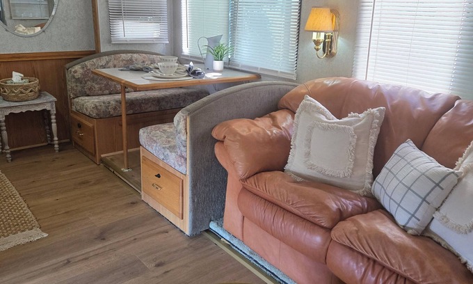 West Ridge House | Cozy RV in North San Diego County with WiFi, AC. Mini Farm vibe. Country setting