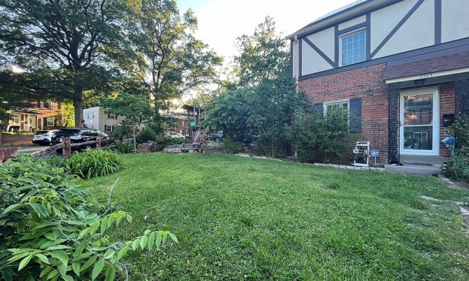 Arlington Heights House | Cozy S Arlington duplex on quiet, tree-lined street - but close to everything!
