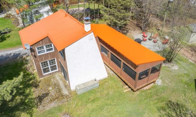 Orford Ski Chalet | Cozy Scandinavian Chalet 7min from Ski Mont Orford and 5 min from Magog.