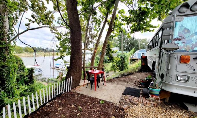 West Monroe Cabin | Cozy School Bus on the Ouachita River! Pet friendly!