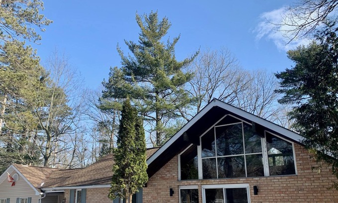Lambton Shores Cottage | Cozy secluded cottage near the Pinery