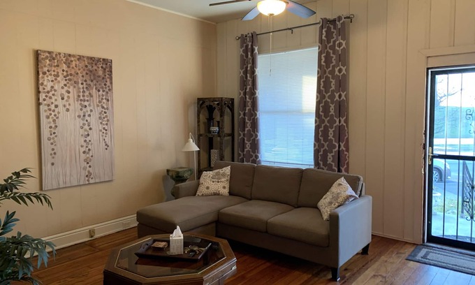Germantown House | Cozy Shotgun house in Schnitzelburg! Close to Downtown hospitals