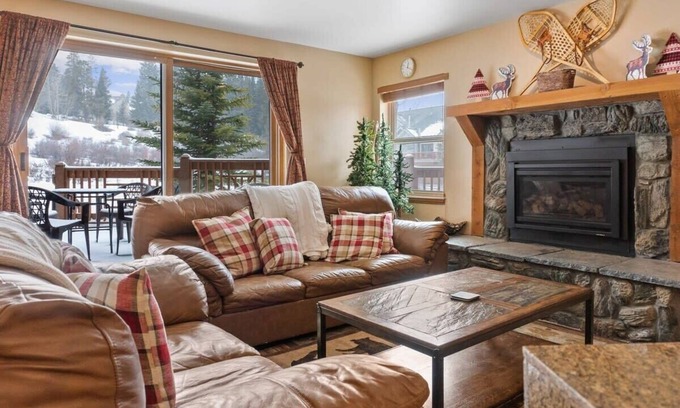 Four O'Clock Condo | Cozy Ski-In/Ski-Out, Walk to Main St!