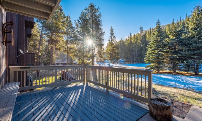 Copper Mountain Village Condo | Cozy Ski-in/Walk-out condo, free wifi, & parking, great deck
