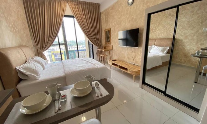 Bukit Indah Apartment | Cozy Sky Trees with Balcony, Smart TV , Aeon & Pool