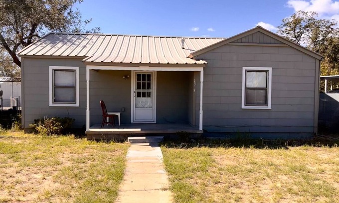 Monahans House | Cozy Small Family Home