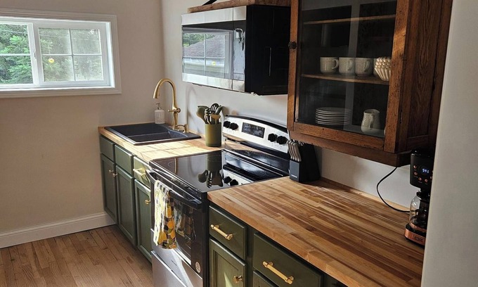 Mayville House | Cozy Small-Town Charmer