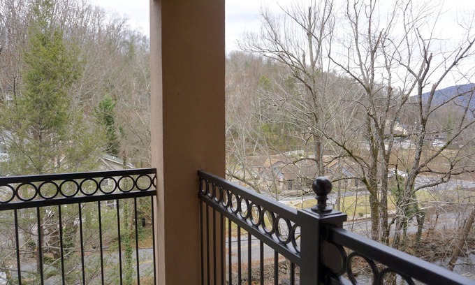 Gatlinburg Condo | Cozy Smoky Mountain Condo with Scenic Wrap Around Balcony Rare Corner Unit!.