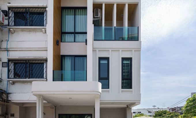 Phra Khanong Nuea House | Cozy Spacious 4BR Home 200m BTS PhraKhanong 10min ThongLo