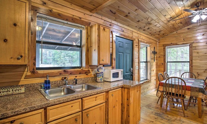 Broken Bow Cabin | Cozy ‘Starlight’ Cabin: 6 Miles to Beavers Bend!