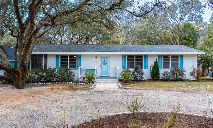 Yaupon Beach House | Cozy stay close to everything with backyard, bikes, grill, & washer/dryer