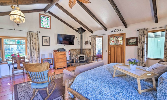 Julian Apartment | Cozy 'Story Book Barn Cottage' w/Scenic View