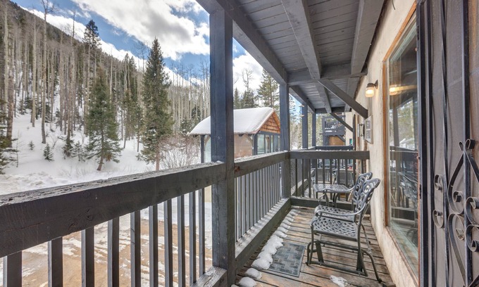 Taos Ski Valley Apartment | Cozy Streamside Studio - 2 Mi to Taos Ski Resort!