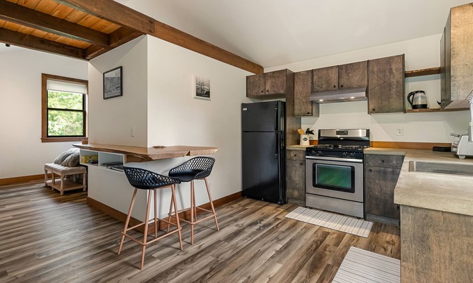Cascade West Apartment | Cozy Studio Apartment Maple Falls, with Hot Tub