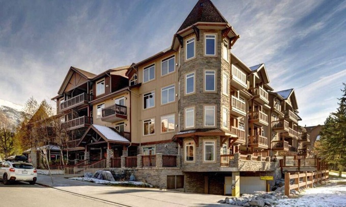 Canmore Apartment | Cozy Studio Apartment in award-winning Falcon Crest Lodge Canmore/Banff
