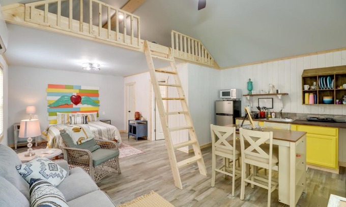 Higden Apartment | Cozy Studio Cabin about 1 Mi to Greers Ferry Lake!