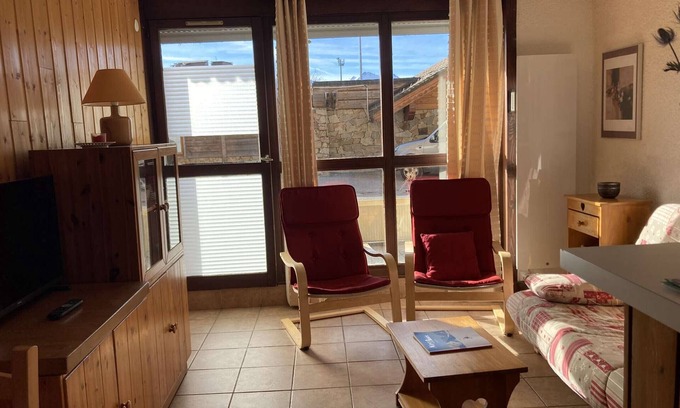 Jeux Apartment | Cozy Studio for 4 in Alpe d'Huez, Ski-In/Ski-Out, South-Facing Terrace, Pet-Friendly