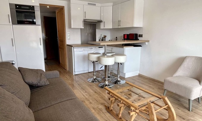 Jeux Apartment | Cozy Studio for 4 in Alpe d'Huez Center – Near Slopes & Amenities, South-Facing Terrace