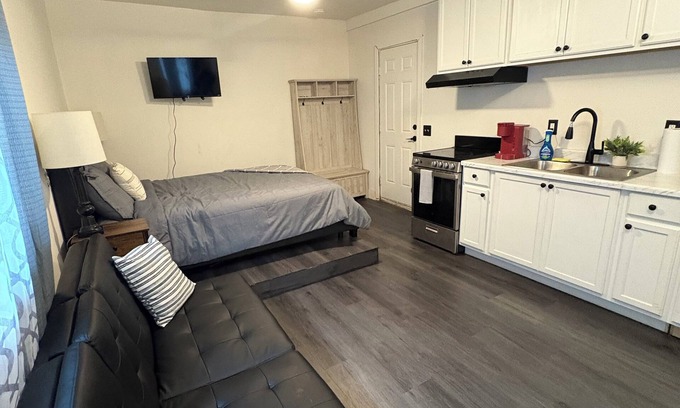 North Star Apartment | Cozy studio in lovely Anchorage with WiFinNearby Restaurants