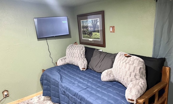 Southwest Bend Apartment | Cozy studio in SW Bend- close to Old Mill Shopping and Mt Bachelor