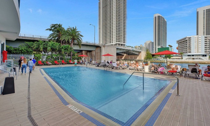 Hallandale Beach Apartment | Cozy Studio Room Resort Amenities Beach Pool Gym