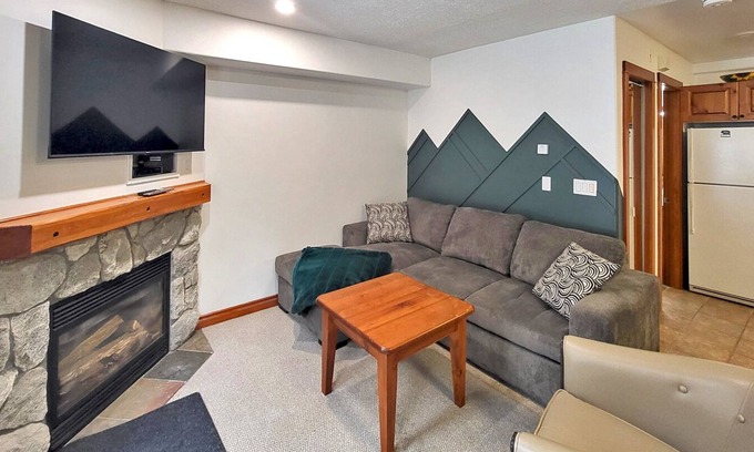 Sun Peaks House | Cozy Studio Unit Next to Rink and Village and Easy Ski Access with Private Hot Tub
