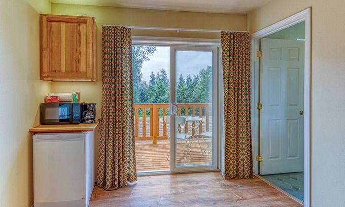 Covington Apartment | Cozy studio w/ a private entrance, free WiFi, Netflix, & furnished deck