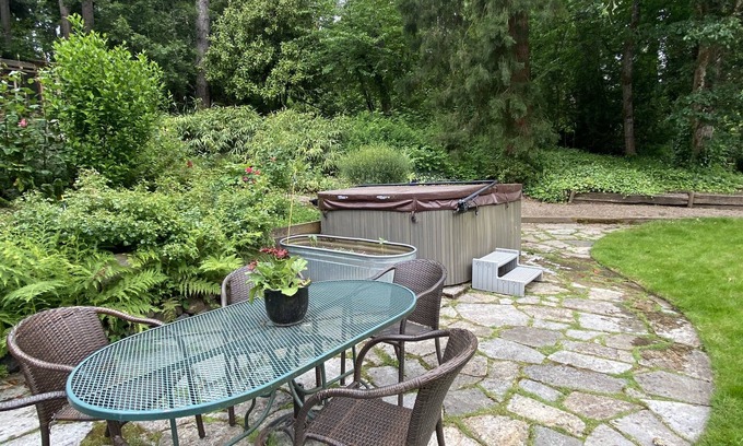 Western Apartment | Cozy studio w/hot tub & farm animals min to town