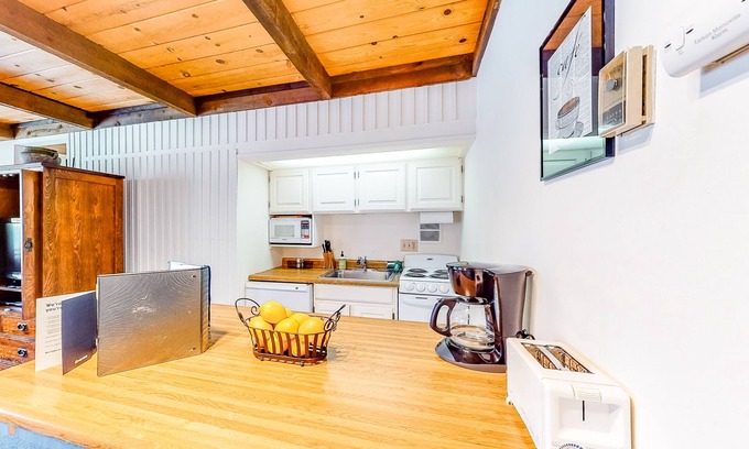 Elkhorn Apartment | Cozy studio w/new king bed & access to skating rink, Pavilion & more
