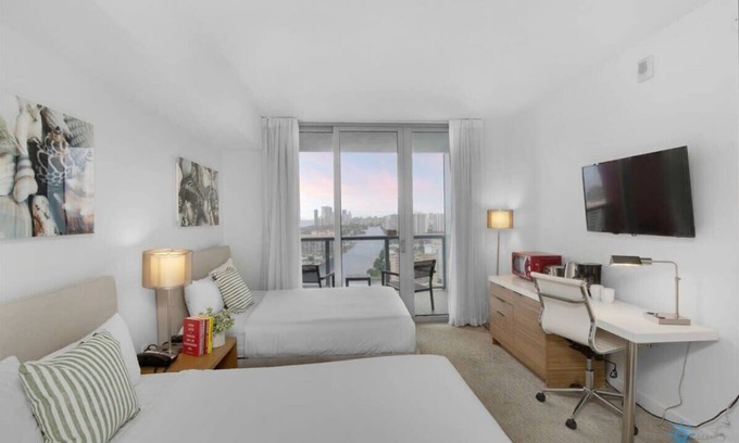 Hallandale Beach Apartment | Cozy Studio w/Balcony & Pool