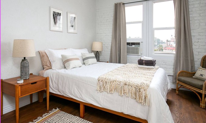 Westlake Apartment | Cozy Studio with Contemporary Features, near DTLA