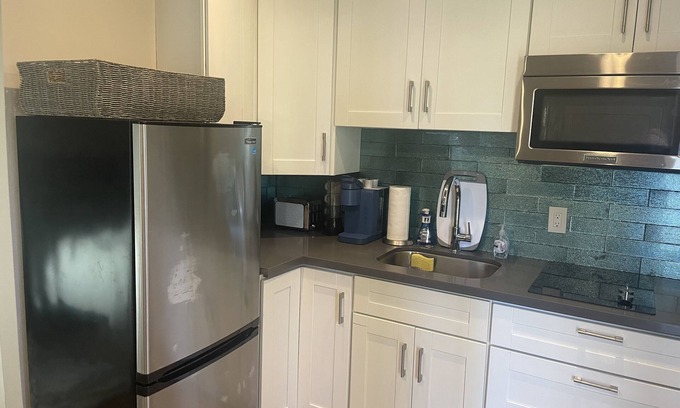Roosevelt Apartment | Cozy studio with kitchen, WiFi, and laundry room in enjoyable Redwood City
