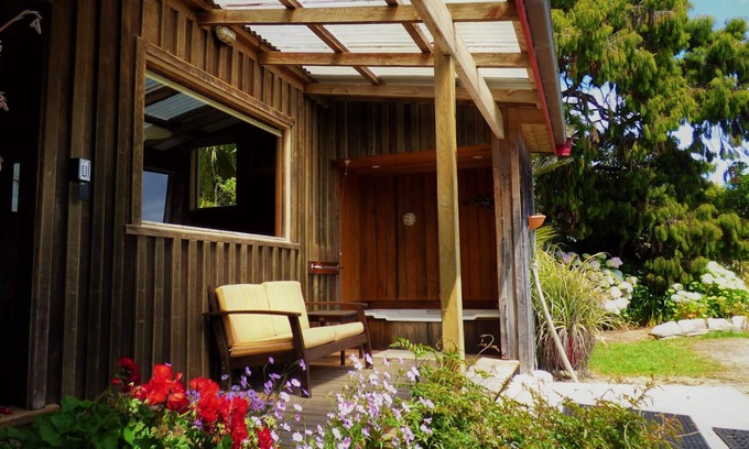 Punakaiki Cottage | Cozy studio with outside bath tub
