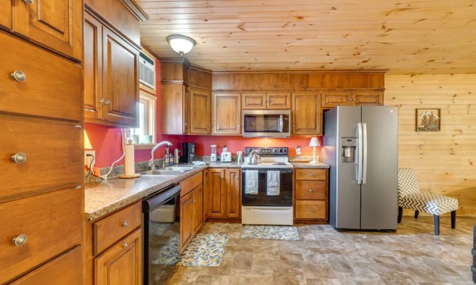 Tellico Plains Apartment | Cozy studio with AC and WiFi in enchanting Tellico Plains - Sleeps 5