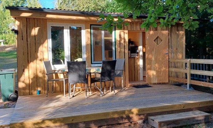 Hultsfred Cabin | Cozy Stuga in the forest with lake view, close to Astrid Lindgren's World