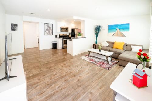 Wilshire Apartment | Cozy Stylish 1-Bedroom In Hollywood With Free Gated Parking