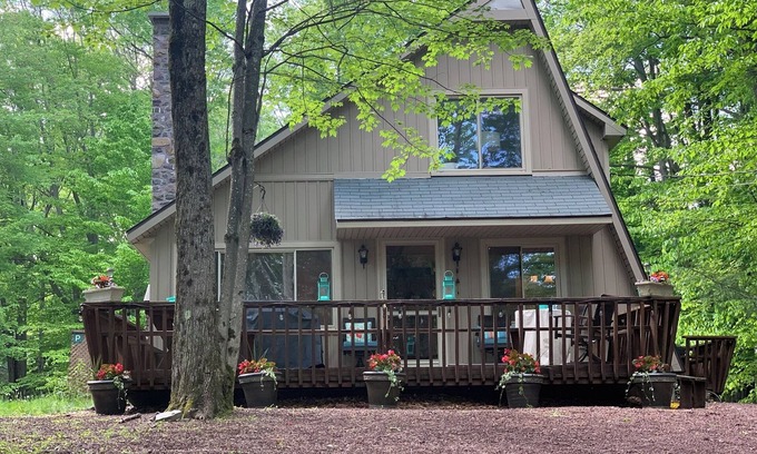 Pocono Pines Ski Chalet | Cozy, Stylish 3-Bedroom Mid-Century Chalet in Pocono Pines' Lake Naomi