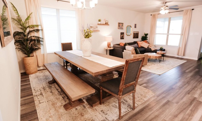 Wellborn House | Cozy, Stylish, 3 bedroom home in Aggieland! 8 min to Kyle Field