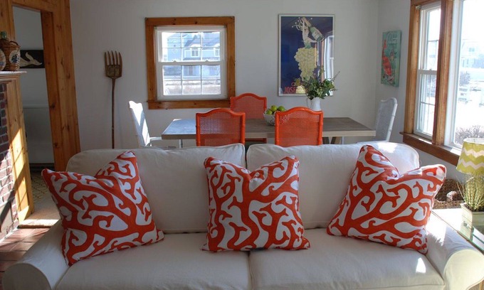 Rye House | Cozy, Stylish Bluebird Cottage, Steps To Jenness Beach! Fall & Winter Rentals