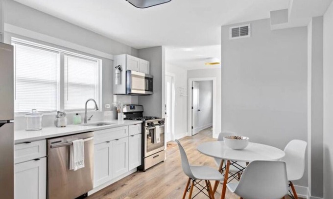 Riverside Apartment | Cozy Suite, Newly Renovated in Berwyn/Forest Park Area