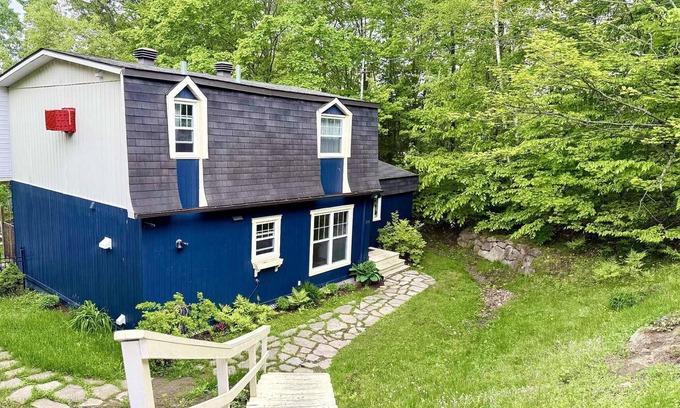Sainte-Adele House | Cozy, Sunlit Family Retreat in Sainte-Adèle – Near Ski, Trails & Spa!