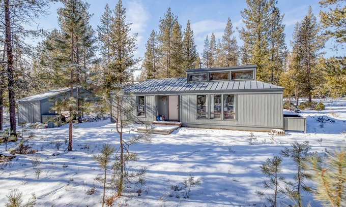 Sunriver House | Cozy Sunriver Cabin w/Wood Burning Fireplace, Wifi, and 2 King Beds. Sleeps 4