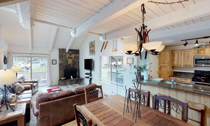 Tennis Village Condo | Cozy Sunriver Condo with A/C, Fireplace and BBQ