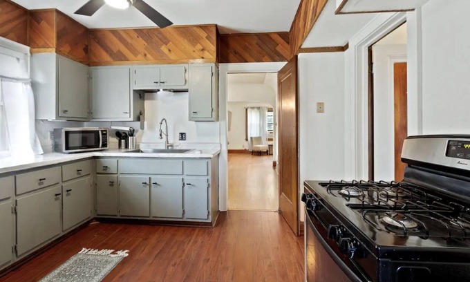 Milwaukee Apartment | Cozy Sunset Height 2 BR- In the Heart of MKE