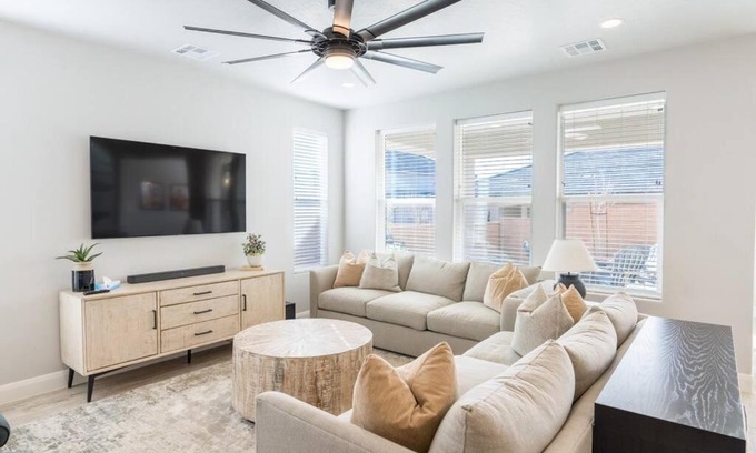 Washington House | Cozy Sweet Retreat Brand New Private Home w Spa Game Room and Firepit